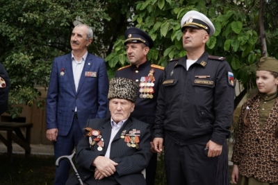 &quot;В Каспийске восхищались подвигами: парад в честь Великой Победы у дома ветерана&quot;