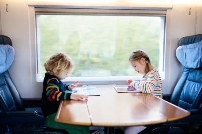 Как занять детей в поезде? Проверенные способы сделать путешествие увлекательным для всей семьи!